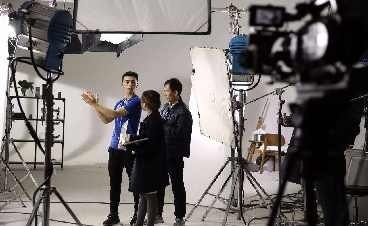 福建兄妹家庭生活短剧温馨拍摄画面